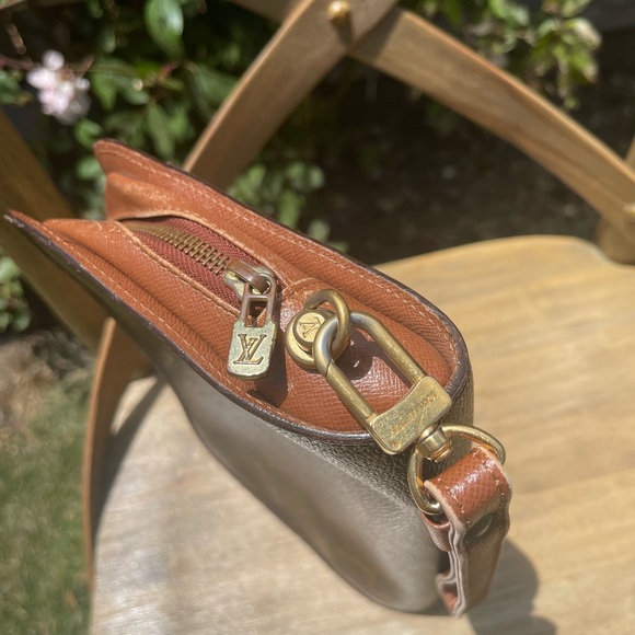 Authentic LOUIS VUITTON  Pochette Orsay Monogram Canvas. - Picture 5 of 8